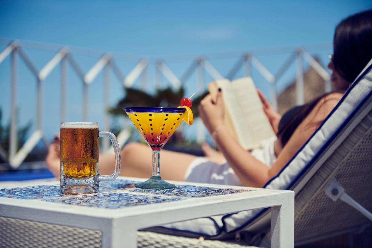 Hotel Luxury Patio Azul (Adults Only) 푸에르토 발라타 외부 사진 A woman reading a book by the pool