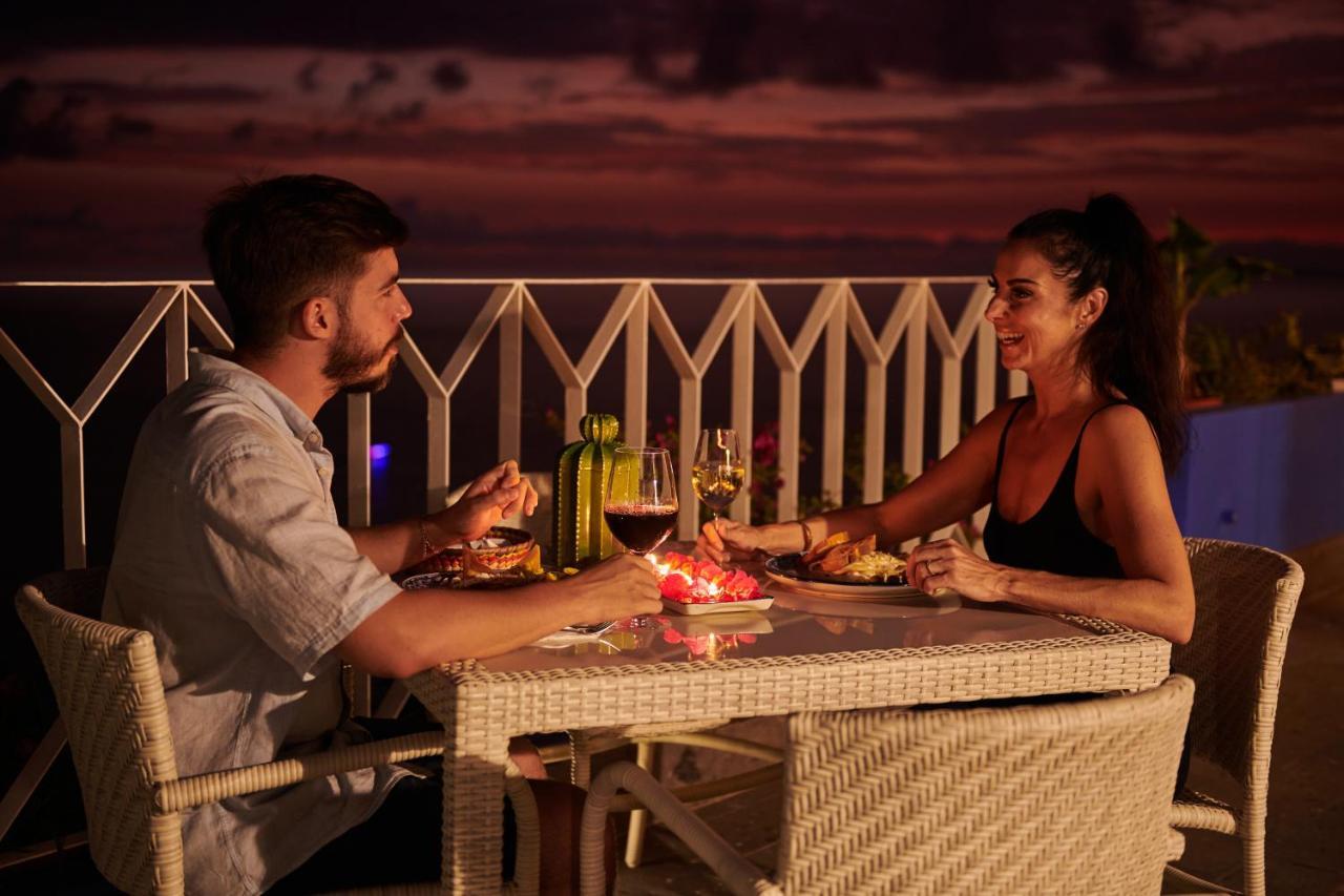Hotel Luxury Patio Azul (Adults Only) 푸에르토 발라타 외부 사진 A couple dining at a restaurant