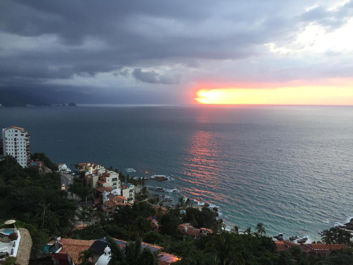 Hotel Luxury Patio Azul (Adults Only) 푸에르토 발라타 외부 사진 Sunset over the Pacific Ocean in Puerto Vallarta, Mexico