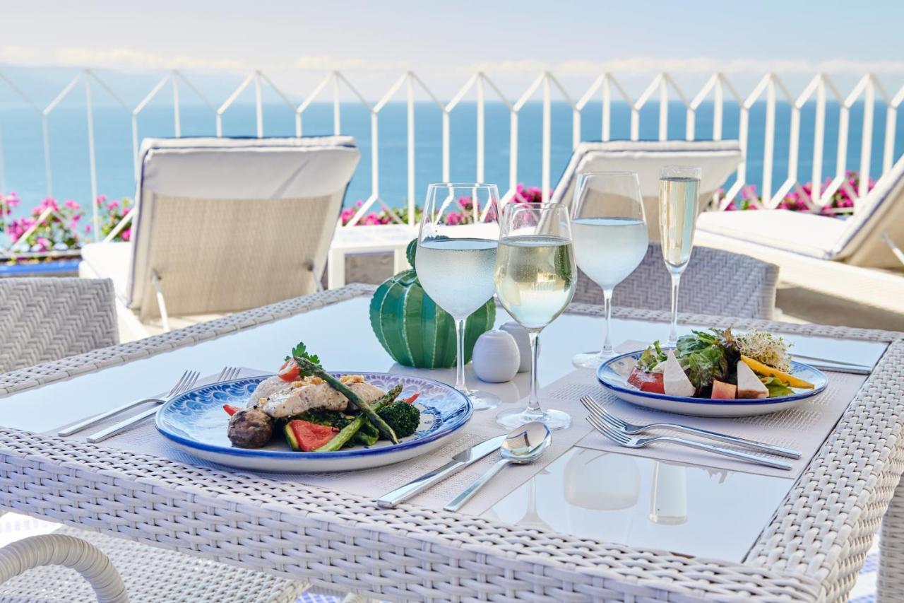 Hotel Luxury Patio Azul (Adults Only) 푸에르토 발라타 외부 사진 A typical Mediterranean lunch